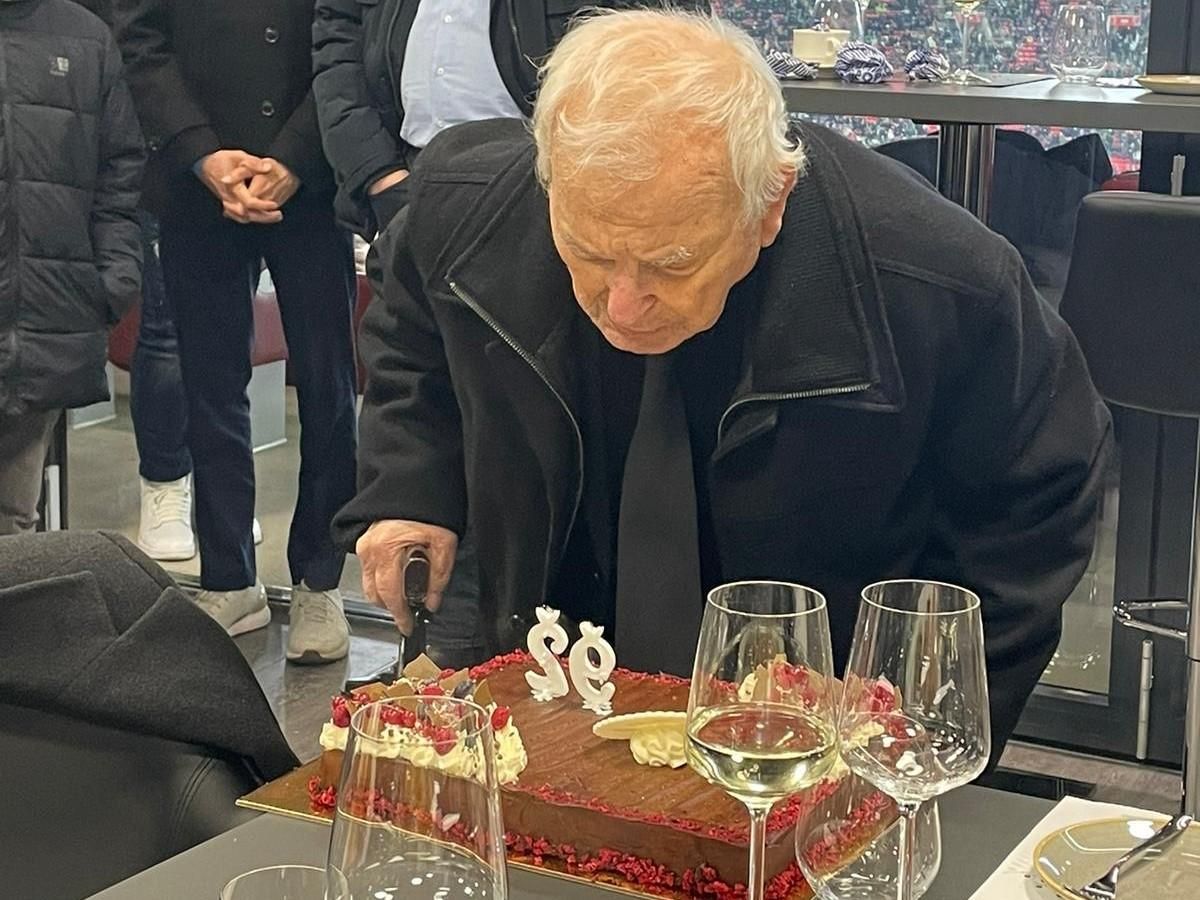 Csorba Sándor születésnapjára tortával és ajándékkal készült a Ferencváros (Fotó: Bastion Group)
