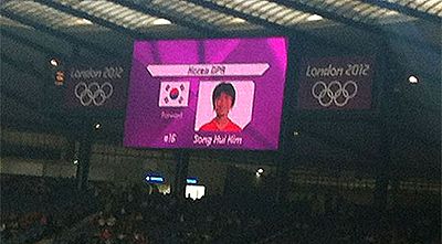 Ezért csúszott a mérkőzés: az észak-koreai játékos neve és képe mellett a dél-koreai zászló