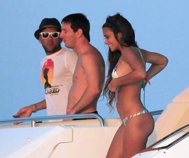 Messi és Antonella Dani Alvessal a nyári vakáción (forrás: hola.com)