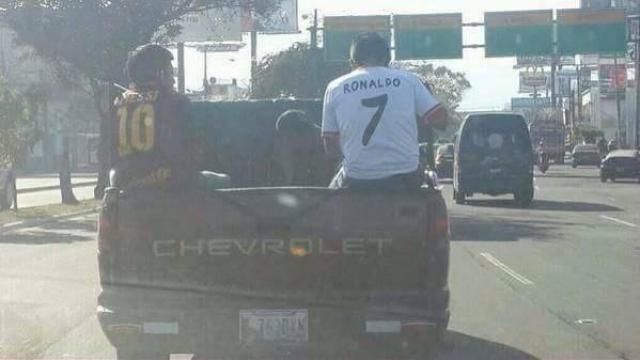 Messi és Ronaldo úton hazafelé a gáláról…