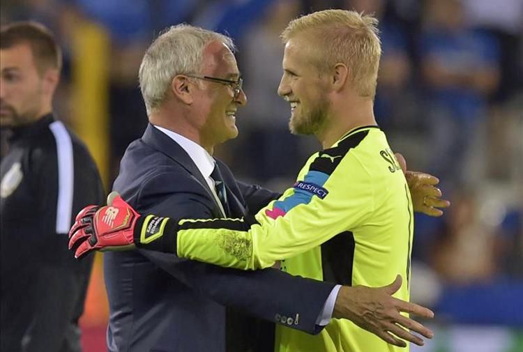 Remek BL-bemutatkozás: Ranieri és Kasper Schmeichel öröme (Fotó: Reuters)