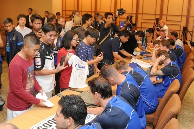 Az Everton játékosai boldoggá tették ázsiai szurkolóikat (Fotó: mirror.co.uk)