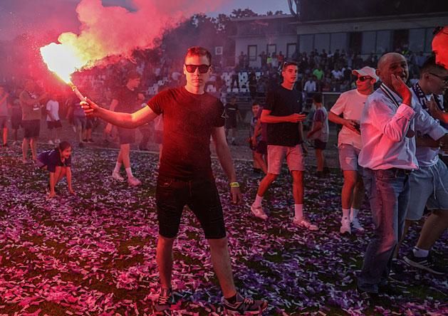 Meccs előtt, közben is kigyúltak a görögtüzek a Széktói Stadionban, de a szurkolók az ünneplésre is tartogattak meglepetést
