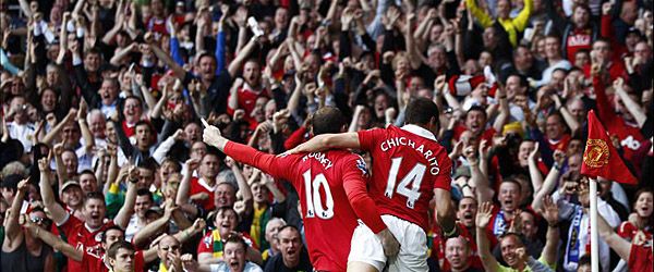 Wayne Rooney és Javier Hernandez ünneplik magukat egyetértésben a közönséggel (Fotó: Action Images)