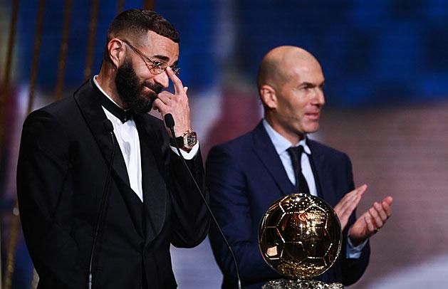 Karim Benzema a nagy előddel, a példaképpel, a díjátadóval – Zinédine Zidane-nal (Fotó: AFP)