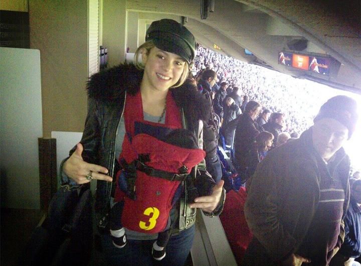 Shakira és a kis Milan a Camp Nou forgatagában (Forrás: facebook.com/shakira)
