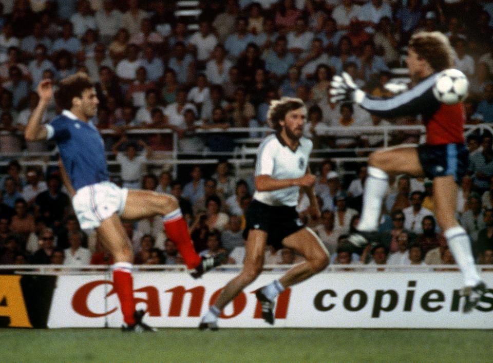 A francia Patrick Battiston és a nyugatnémet Harald Schumacher ütközése előtti pillanat a vb-k történetének egyik legdurvább szabálytalansága során 1982-ben.