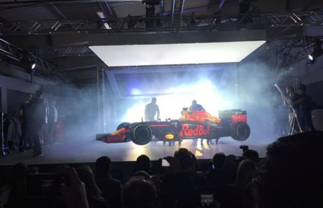 Lehullt a lepel a Red Bull-istálló 2016-os autójának festéséről (Fotó: Twitter)