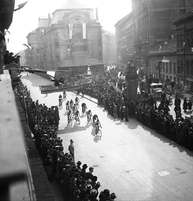 Háztömb körüli kerékpárverseny az Izabella utcában, a mai Magyar Színház előtt