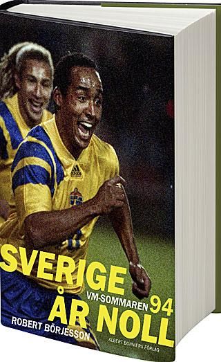 Martin Dahlin és Henrik Larsson a svéd vb-szereplést 
feldolgozó vaskos kötet címlapján