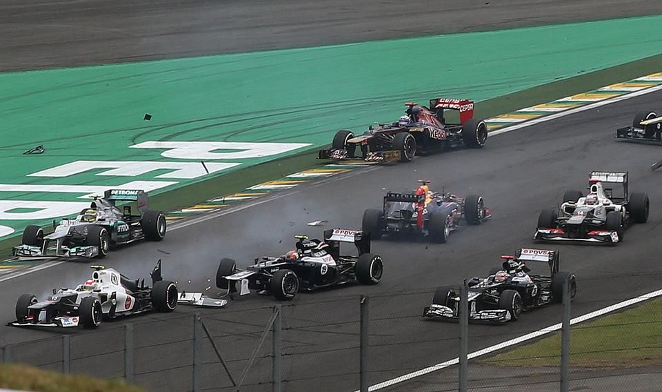 Vettel a negyedik kanyarban: „árral” szemben (Fotó: AFP)