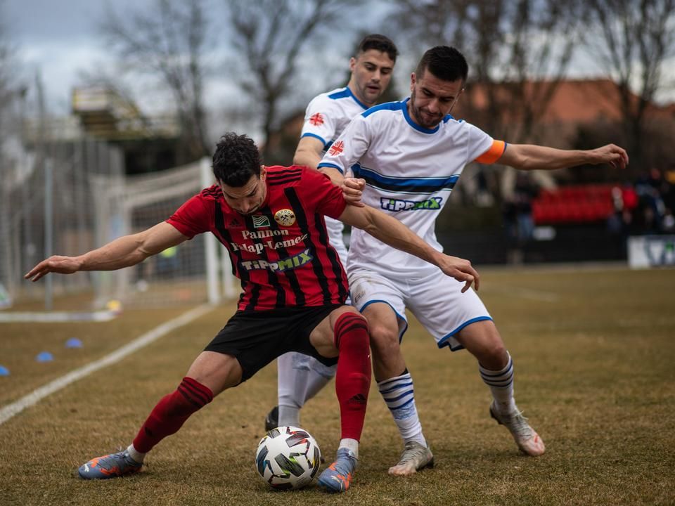 Nem született gól a szegediek veszélyes szabadrúgásából (Fotó: Sersztnyev Richárd/Dorogi FC)