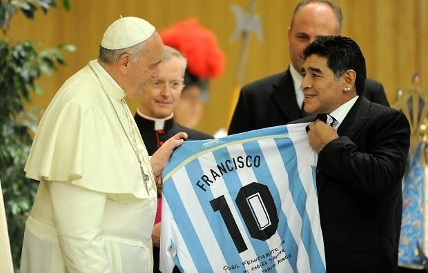 A korábbi legendás 10-es, Diego Maradona névre szóló válogatott mezzel kedveskedett honfitársának
