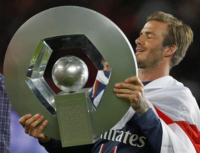 David Beckham és utolsó trófeája (Fotó: Reuters)