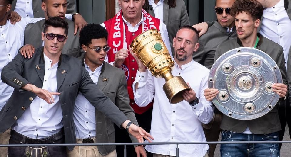 A Bayern múltja és jövője a 2019-es bajnoki parádén: középen Gnabry, mellette a búcsúzó Franck Ribéry (Fotó: AFP)