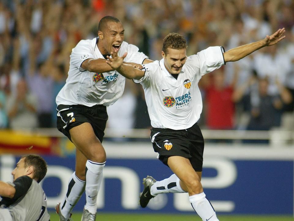 Rubén Baraja ünnepli a gólját, mögötte John Carew – a Valencia rendkívül sikeres volt a 2000-es évek elején (Fotó: AFP, archív)