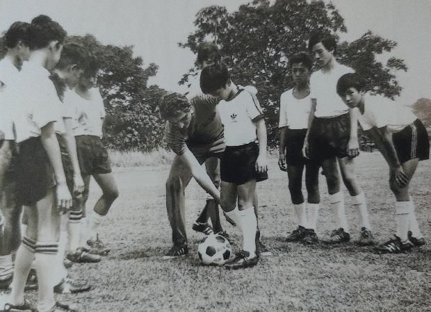 Gyerekeket tanított futballozni a FIFA-instruktor