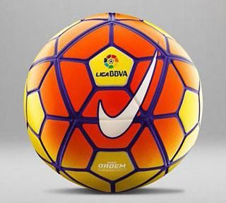 A téli hónapokban ezzel a labdával játszanak a La Ligában (Fotó: AS/Twitter)