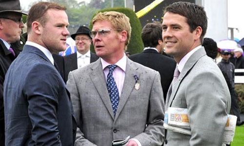 Rooney, a ló trénere, Tom Dascombe, és a szakértő haver, Michael Owen (Fotó: facebook.com/waynerooney)
