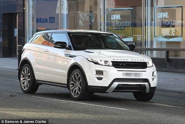 Azt ugye mindenki belátja, hogy ilyen hitvány színű autóval nem lehet mutatkozni?! (Forrás: Daily Mail)