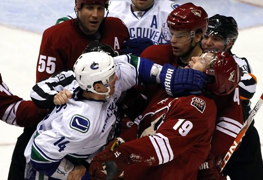 Hiába keménykedett Alexandre Burrows, a Vancouver kikapott Phoenixben (Fotó: Reuters)