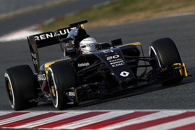 Magnussennel már 41 körnél tart a fekete Renault