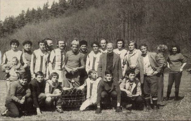 Emlék a múltból: a Szent Imre utca és a Szent János utca közös csapata 1975-ben (FOTÓ: UDVARHELYI HÍRADÓ)