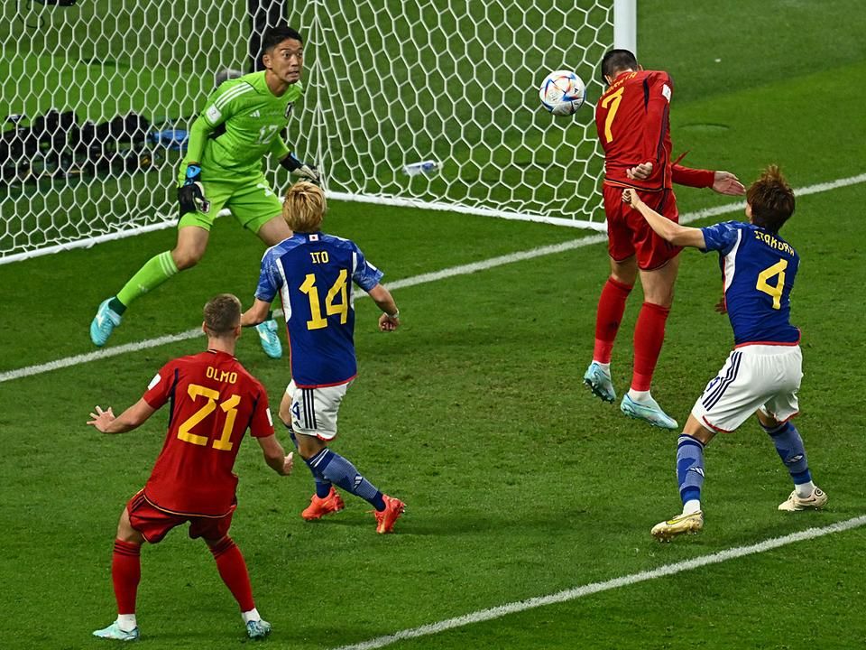 Álvaro Morata így fejelte a spanyolok vezető gólját (Fotó: AFP)