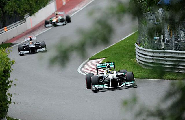 Rosberg (elöl) egy kört sem tudott befejezni a 3. edzésen