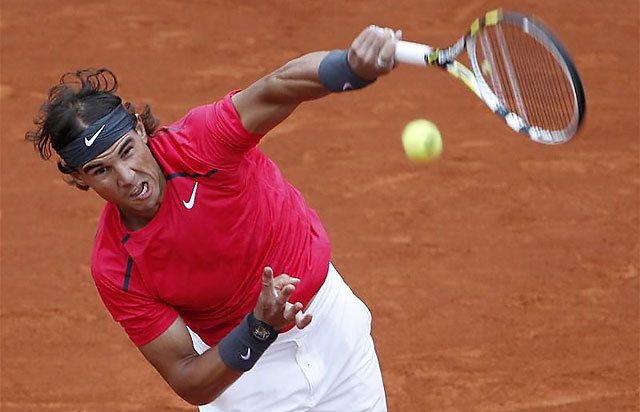 Rafael Nadal szervál – a spanyol 69 százalékban hozta az első adogatásait Juan Mónaco ellen