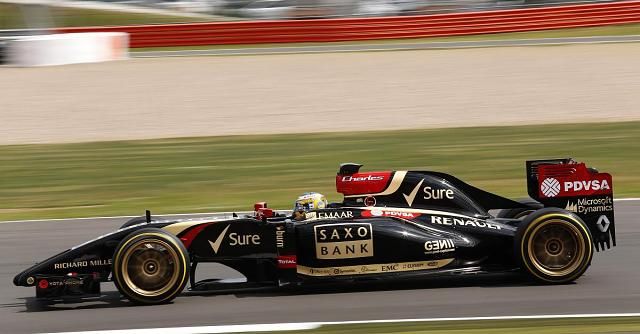 A Lotuson kipróbálták a 18 colos felnikre szerelt Pirelli-gumikat