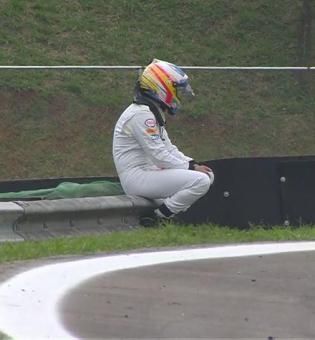 Alonso a pálya mellett