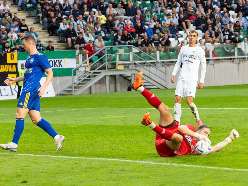 Kovács Benedek (pirosban) több védést is bemutatott, de végül így is négy gólt kapott (Fotó: Nagy Gábor/Kisalföld)