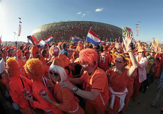 Gyülekeznek a hollandok a Soccer City előtt (Fotó: Action Images)