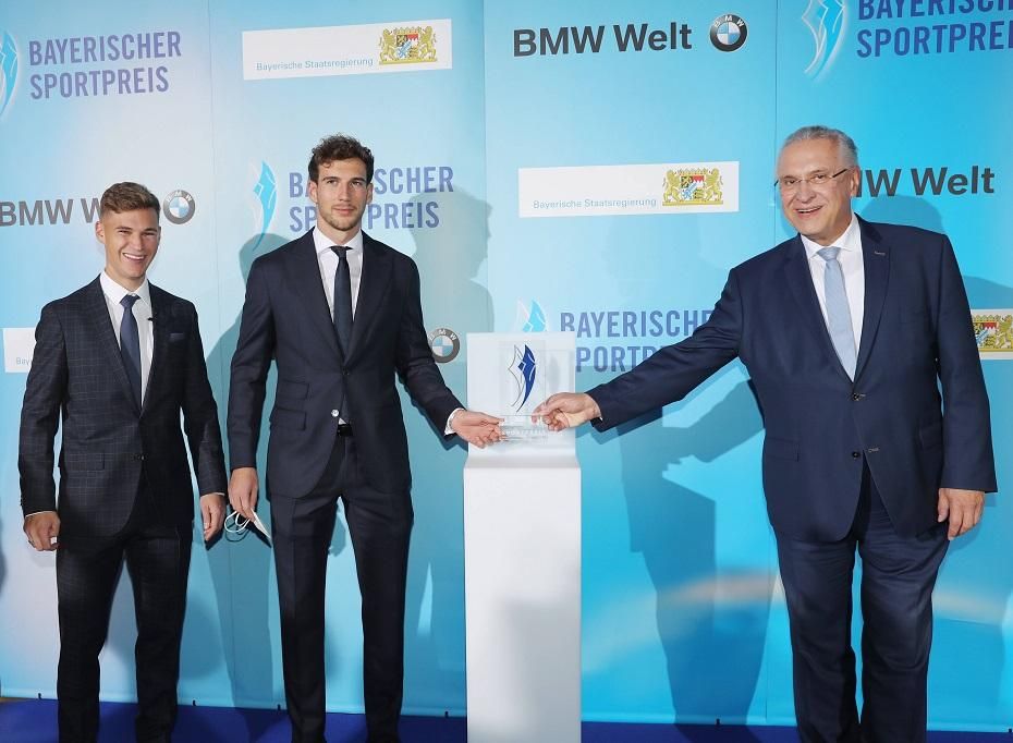 Kimmich és Goretzka különdíjat vehetett át Bajorország sportért is felelős belügyminiszterétől, Joachim Hermanntól az év sportgáláján (Fotó: Imago IMages)