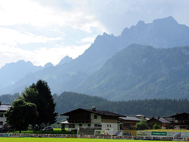 A tiroli St. Johann pályáján a Red Bull Salzburg játékosai szoktak edzőtáborozni, háttérben a Kaisergebirge (Fotó: sportnet.at)