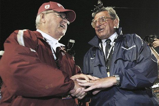 Edzőlegendák, ha találkoznak: a leköszönő Bobby Bowdennek (balra) és Joe Paterno gratulál (Fotó: Reuters)