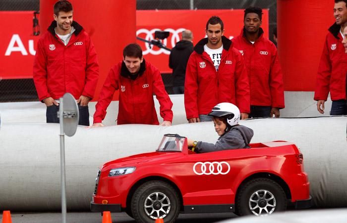 A Barcelona játékosai átveszik az új autókat, és játszanak a srácokkal (Fotók: Marca / Francesc Adelantado)