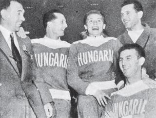 Sebes Gusztáv MOB-elnök, Garay Sándor és
Várszegi József (elöl) atléta, valamint
Brandy Jenő vízilabdázó társaságában