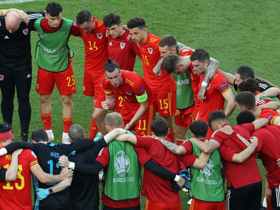 Bale a meccs után beszédet tartott a csapattársaknak (Fotó: AFP)