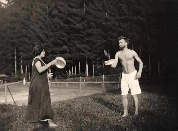 Első feleségével, Emmával 1911-ben a svájci Waidbergben „levegőfürdőzött”, és ütötte a labdát