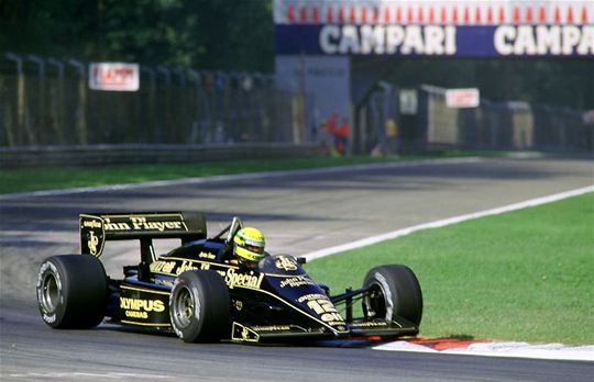 Na, ez az IGAZI Lotus-Renault: Ayrton Senna 1985-ben (Fotó: Action Images)