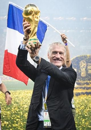 Didier Deschamps és a vb-trófea (Fotó: AFP)