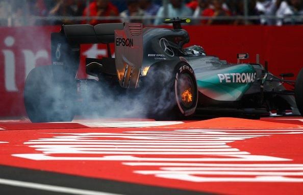 Rosberg kigyulladt fékje az 1. szabadedzésen