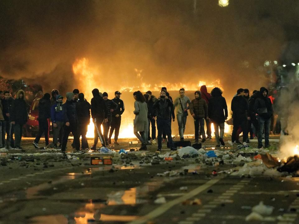Öröm Brüsszelben: rombolásba torkollott az este (Fotó: AFP)