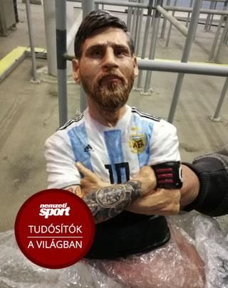 S egyszer csak megmutatták kollégánknak 
Lionel Messi szobrocskáját…