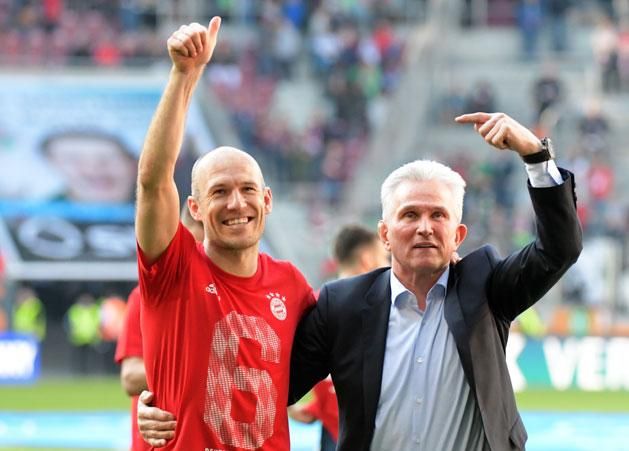 Még az öncélúnak tartott sztárjátékosok is szeretik, Robben (balra) is megértette, a csapat érdeke fontosabb az övénél (Fotó: AFP)