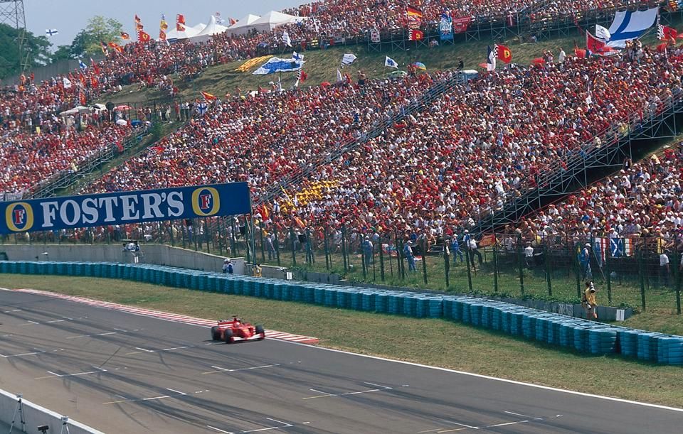 A gumiháború, a tökélyre fejlesztett üzemanyag-stratégiák és a Ferrari-dominancia eredménye: 2001-ben két, 2002-ben egy előzést láthatott a Magyar Nagydíj közönsége (FOTÓ: IMAGO IMAGES)