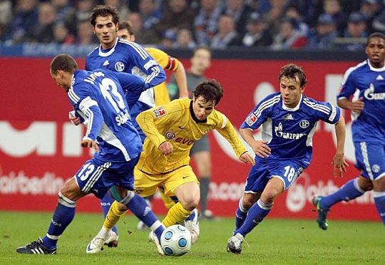 Hajnal Tamásnak (sárgában) ezúttal is nehéz dolga lesz a Schalke játékosai ellen (fotó: Imago - archív)
