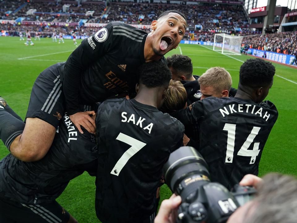 Így örültek az Arsenal játékosai, miután csapatuk a hosszabbításban megszerezte a vezetést (Fotó: Getty Images)